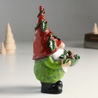 Сувенир полистоун "Дед Мороз в колпаке с ягодами, с шишками на листе" 9х9х18,8 см - фото 22705938