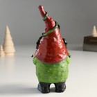 Сувенир полистоун "Дед Мороз в колпаке с ягодами, с шишками на листе" 9х9х18,8 см - фото 22705939