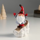 Сувенир полистоун "Дед Мороз колпак на глазах, с веточкой, на сноуборде"  9х5,5х14,8 см - фото 3079230