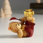 Сувенир полистоун "Мишка в новогоднем колпаке с подарками, упражение берёзка" 7х4х7,5 см - фото 319959670