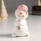 Сувенир керамика "Снеговик в розовом цилиндре, с звездой на палочке" 10,2х6х6 см - фото 319959992
