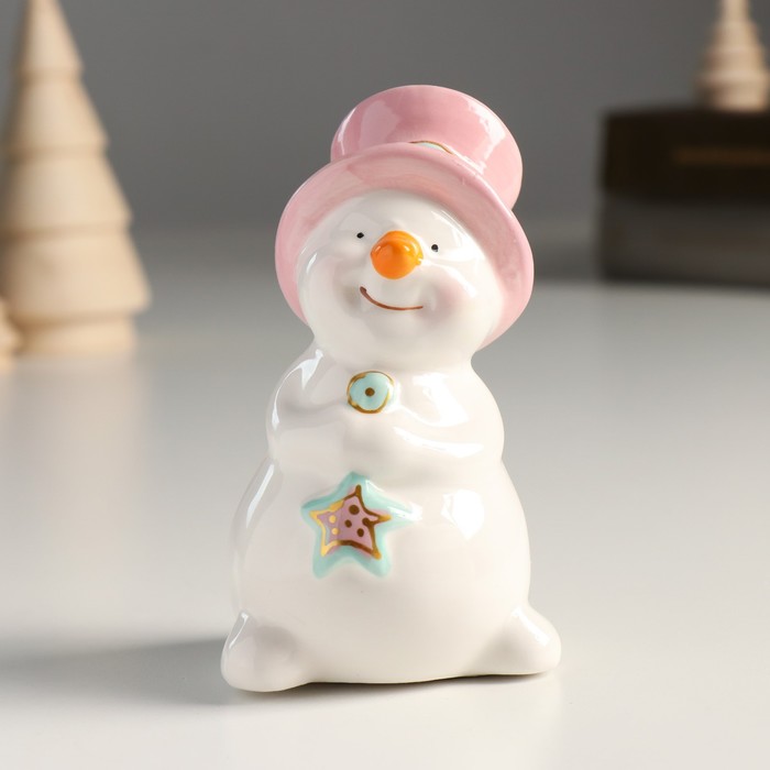 Сувенир керамика "Снеговик в розовом цилиндре, с звездой на палочке" 10,2х6х6 см - Фото 1