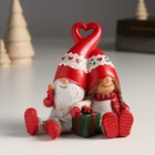 Сувенир полистоун "Дед Мороз и бабуся с подарком, сидят" 10х7,5х10 см - фото 319960064