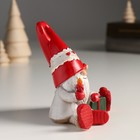 Сувенир полистоун "Дед Мороз и бабуся с подарком, сидят" 10х7,5х10 см - фото 22706152