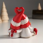 Сувенир полистоун "Дед Мороз и бабуся с подарком, сидят" 10х7,5х10 см - фото 22706153