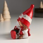 Сувенир полистоун "Дед Мороз и бабуся с подарком, сидят" 10х7,5х10 см - фото 22706154