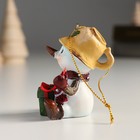 Сувенир полистоун подвеска "Снеговичок с чашкой на голове, распаковывает подарок" 6х5х6 см - Фото 4