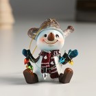 Сувенир полистоун подвеска "Снеговичок с лейкой на голове, держит гирлянду" 6х5х6 см - фото 319960134