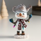 Сувенир полистоун "Снеговичок с лейкой на голове, держит гирлянду" 8х6х11,5 см - фото 319960151
