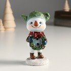Сувенир полистоун "Снеговичок с чайником на голове, держит венок" 6х6х11,5 см - Фото 1