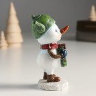 Сувенир полистоун "Снеговичок с чайником на голове, держит венок" 6х6х11,5 см - Фото 2