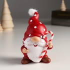 Сувенир полистоун "Дед Мороз в красном колпаке в белый горох, с леденцом" 6х6,5х10 см - фото 1484203