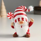 Сувенир полистоун "Дед Мороз в белом колпаке в красную полоску, с леденцом" 9х6,5х10 см - фото 1484219