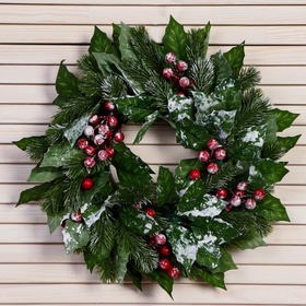 Венок новогодний d=30 см «Зимнее волшебство. Уютная сказка», с листьями и ягодами