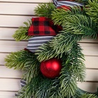 Венок новогодний d=30 см «Зимнее волшебство. Уютная сказка», с полосатыми лентами и шарами - Фото 3