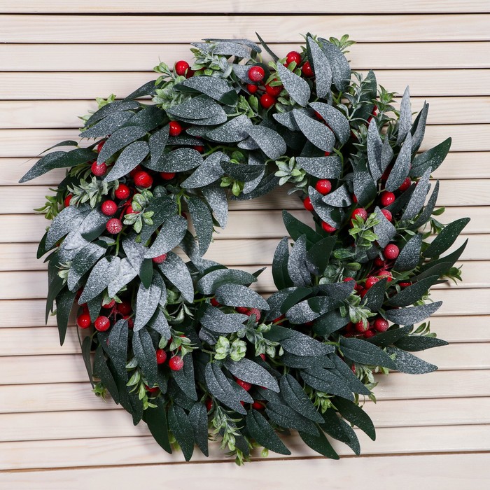 Венок новогодний d=35 см «Зимнее волшебство. Уютная сказка», в снегу, с лентами, листьями и ягодами - Фото 1