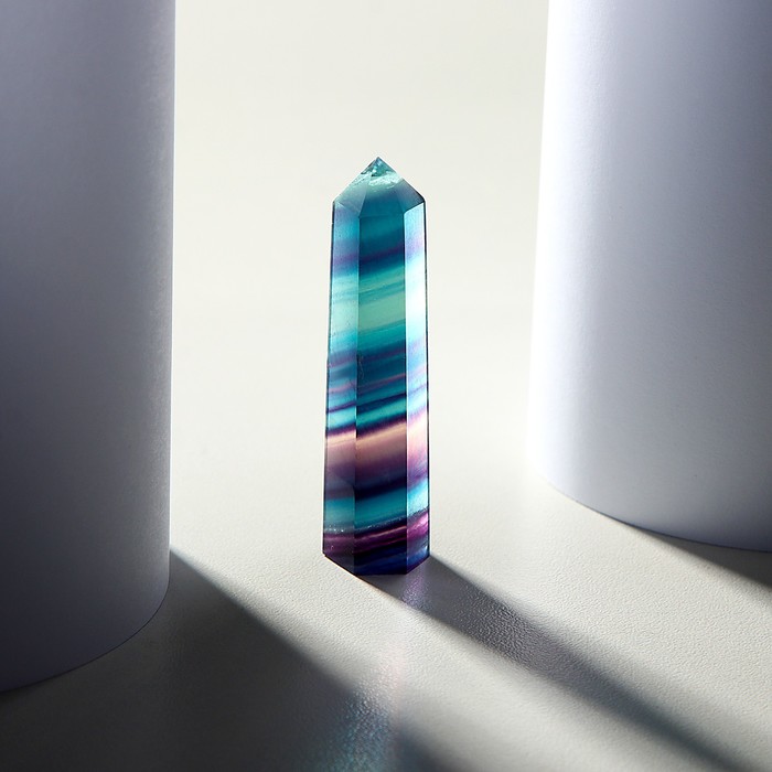Кристалл из натурального камня "Фиолетовый флюорит", высота от 5 до 6 см