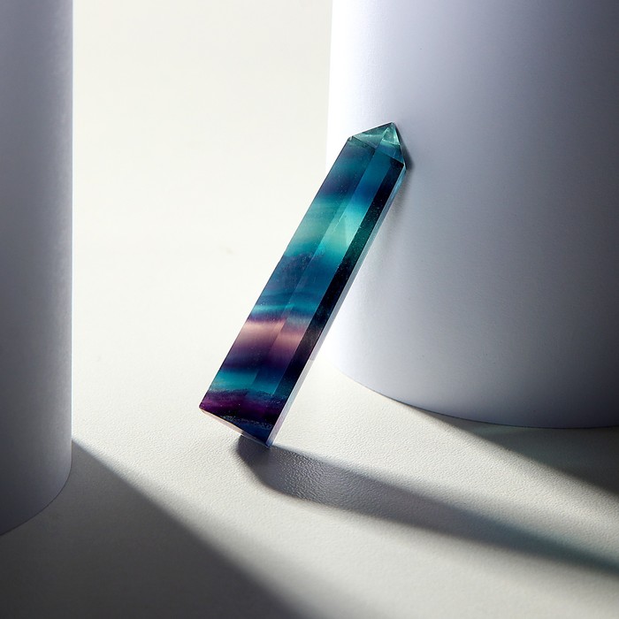 Кристалл из натурального камня "Фиолетовый флюорит", высота от 5 до 6 см