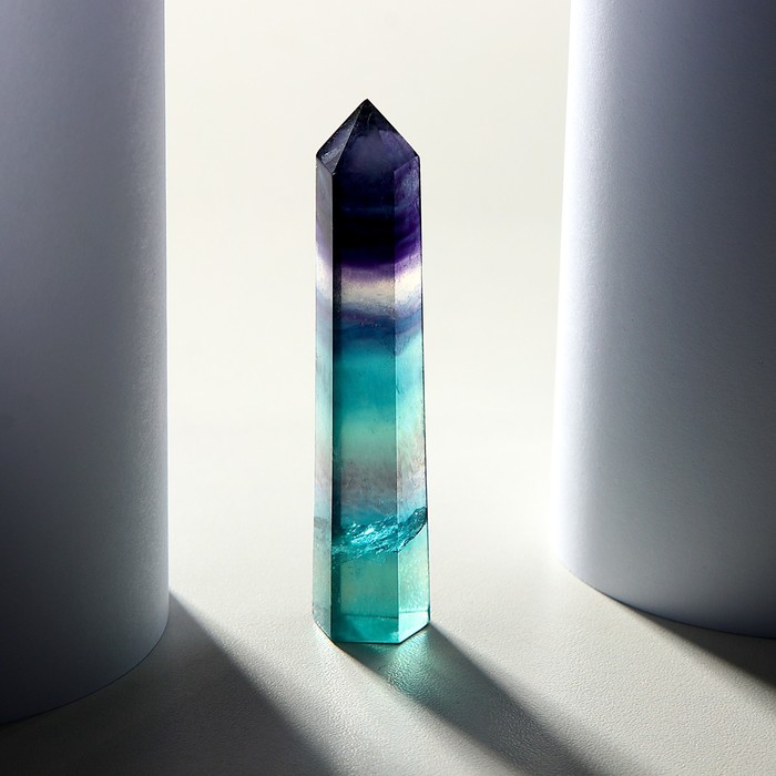 Кристалл из натурального камня "Фиолетовый флюорит", высота от 7 до 8 см