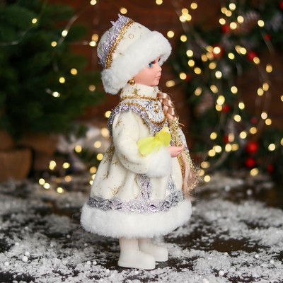 Снегурочка под ёлку «Зимнее волшебство. В шубке с кружевами и бусинкой», 30 см, серебро