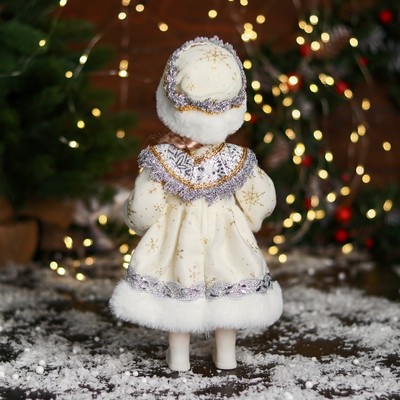 Снегурочка под ёлку «Зимнее волшебство. В шубке с кружевами и бусинкой», 30 см, серебро