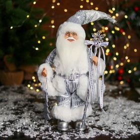 Дед Мороз "С ёлочкой и с посохом с бантиком" 33 см, серебро