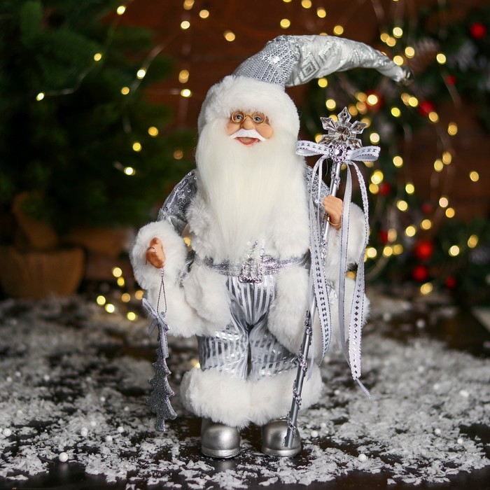 Дед Мороз "С ёлочкой и с посохом с бантиком" 33 см, серебро - Фото 1