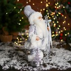 Дед Мороз "С ёлочкой и с посохом с бантиком" 33 см, серебро - Фото 2