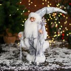 Дед Мороз "С ёлочкой и с посохом с бантиком" 33 см, серебро - Фото 4