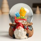 Сувенир полистоун водяной шар "Гном с мешком и сани с подарками" 7х8х9 см - Фото 1