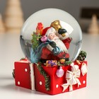 Сувенир полистоун водяной шар "Дед Мороз с мешком подарков и колокольчиком" 7х7х8 см - Фото 2