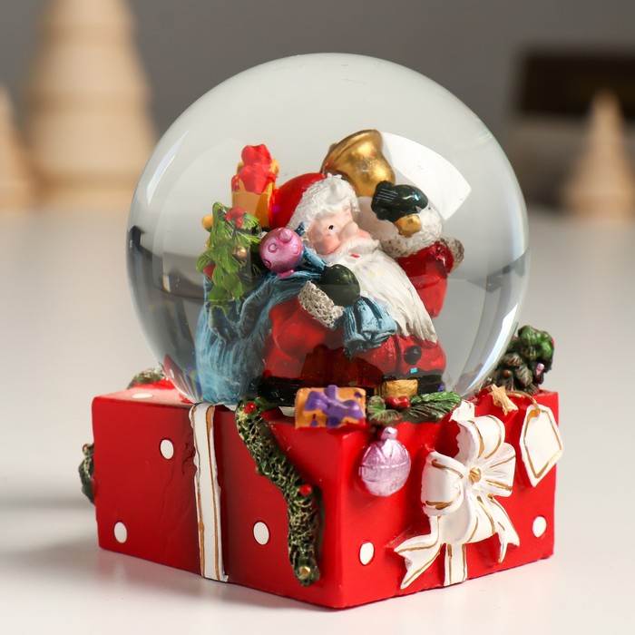 Сувенир полистоун водяной шар "Дед Мороз с мешком подарков и колокольчиком" 7х7х8 см