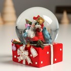 Сувенир полистоун водяной шар "Дед Мороз с мешком подарков и колокольчиком" 7х7х8 см - Фото 4