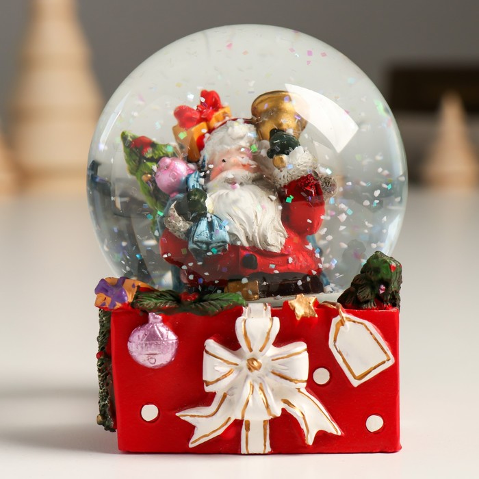 Сувенир полистоун водяной шар "Дед Мороз с мешком подарков и колокольчиком" 7х7х8 см