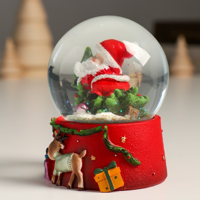 Сувенир полистоун водяной шар "Дед Мороз верхом на ёлке" 7х8х9 см