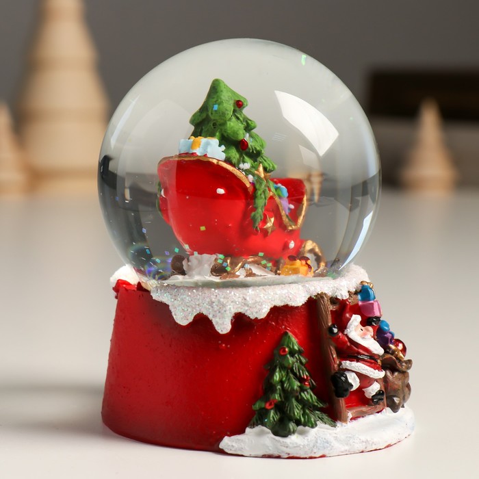 Сувенир полистоун водяной шар "Сани Деда Мороза с подарками" 7х8х9 см