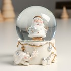 Сувенир полистоун водяной шар "Дед Мороз с подарком" белый с золотом 7х8х9 см - фото 10956990