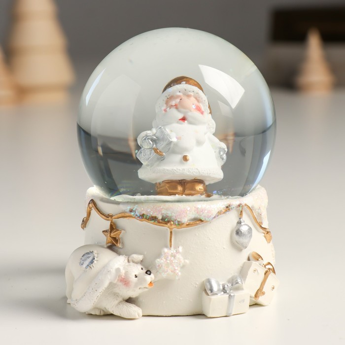 Сувенир полистоун водяной шар "Дед Мороз с подарком" белый с золотом 7х8х9 см