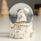 Сувенир полистоун водяной шар "Дед Мороз с подарком" белый с золотом 7х8х9 см - Фото 2