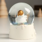Сувенир полистоун водяной шар "Дед Мороз с подарком" белый с золотом 7х8х9 см - Фото 3