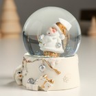Сувенир полистоун водяной шар "Дед Мороз с подарком" белый с золотом 7х8х9 см - Фото 4