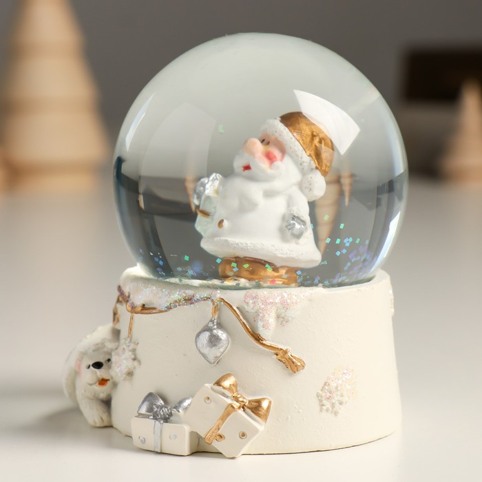 Сувенир полистоун водяной шар "Дед Мороз с подарком" белый с золотом 7х8х9 см