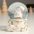 Сувенир полистоун водяной шар "Дед Мороз с подарком" белый с золотом 7х8х9 см - Фото 5