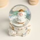 Сувенир полистоун водяной шар "Дед Мороз с подарком" белый с золотом 7х8х9 см - Фото 6