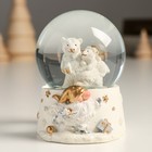 Сувенир полистоун водяной шар "Белые медведи" белый с золотом 7х8х9 см - фото 10957001