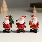 Сувенир полистоун "Дед Мороз в красном наряде с подарком" МИКС 6,5х5х4 см - фото 3079695