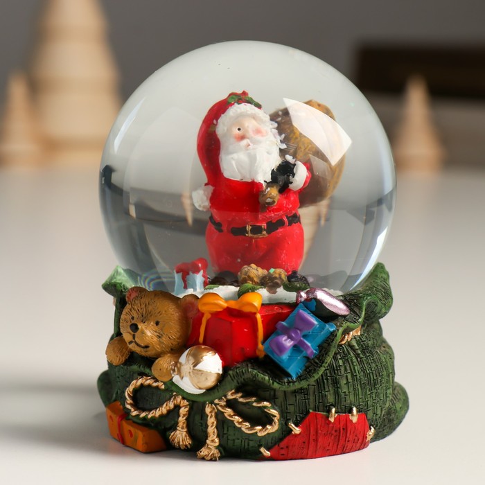 Сувенир свет полистоун водяной шар "Дед Мороз с мешком на плече" 7х8х9 см - Фото 1