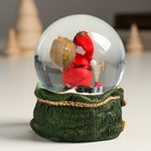 Сувенир свет полистоун водяной шар "Дед Мороз с мешком на плече" 7х8х9 см - Фото 3