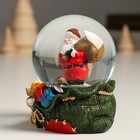 Сувенир свет полистоун водяной шар "Дед Мороз с мешком на плече" 7х8х9 см - Фото 4