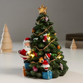 Сувенир полистоун свет "Дед Мороз  с помощником наряжают ёлочку" 13,5х13х17,5 см